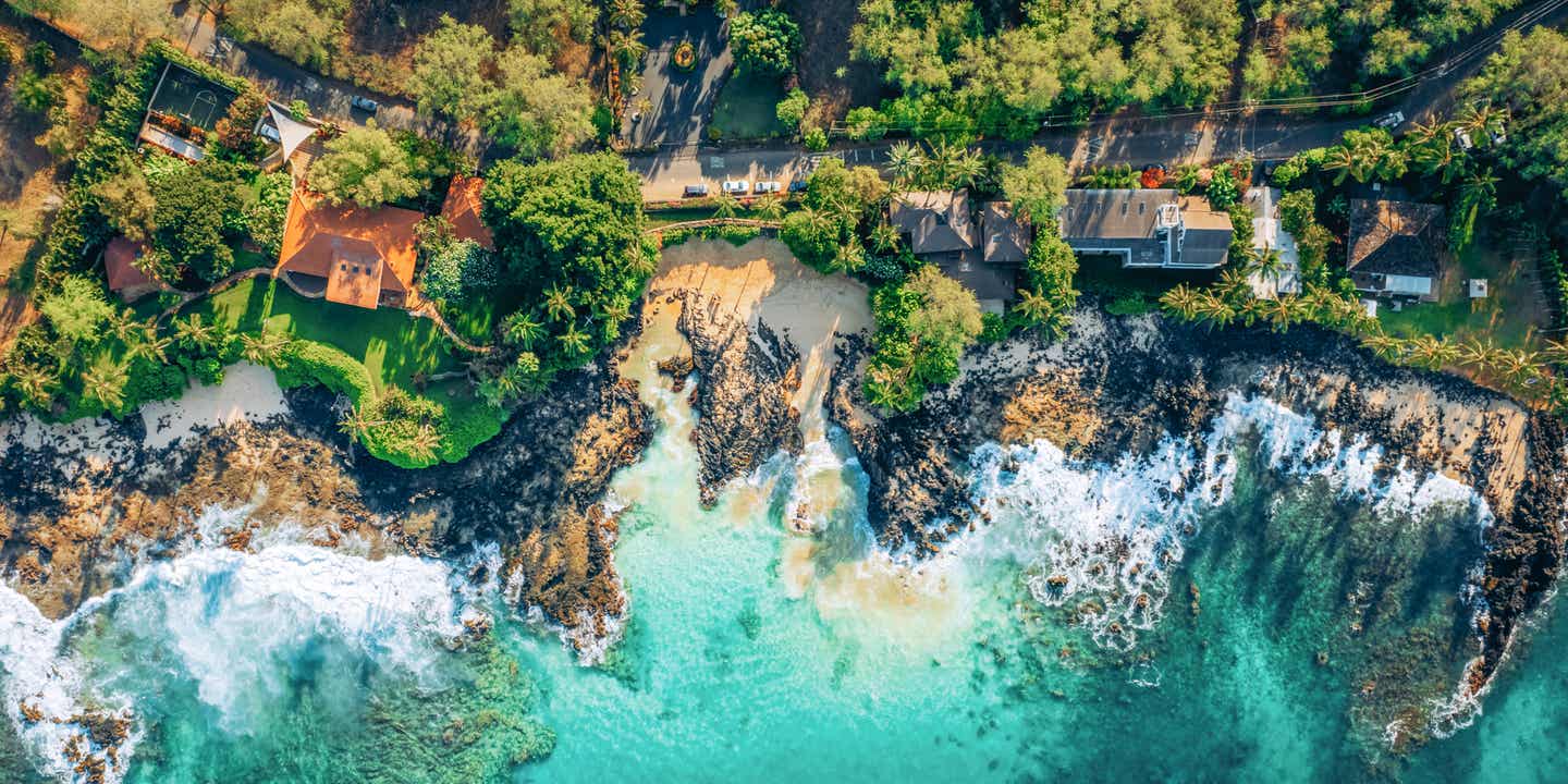 Großer Strand von Makena auf der Insel Maui – Luftaufnahme mit türkisfarbenem Meer, Felsen, Palmen und Küstenhäusern