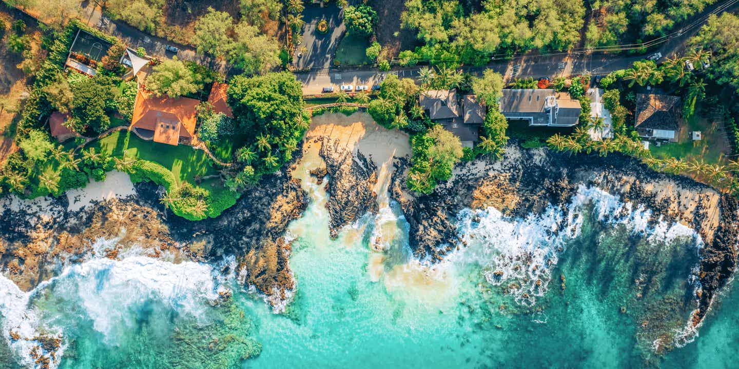 Großer Strand von Makena auf der Insel Maui – Luftaufnahme mit türkisfarbenem Meer, Felsen, Palmen und Küstenhäusern