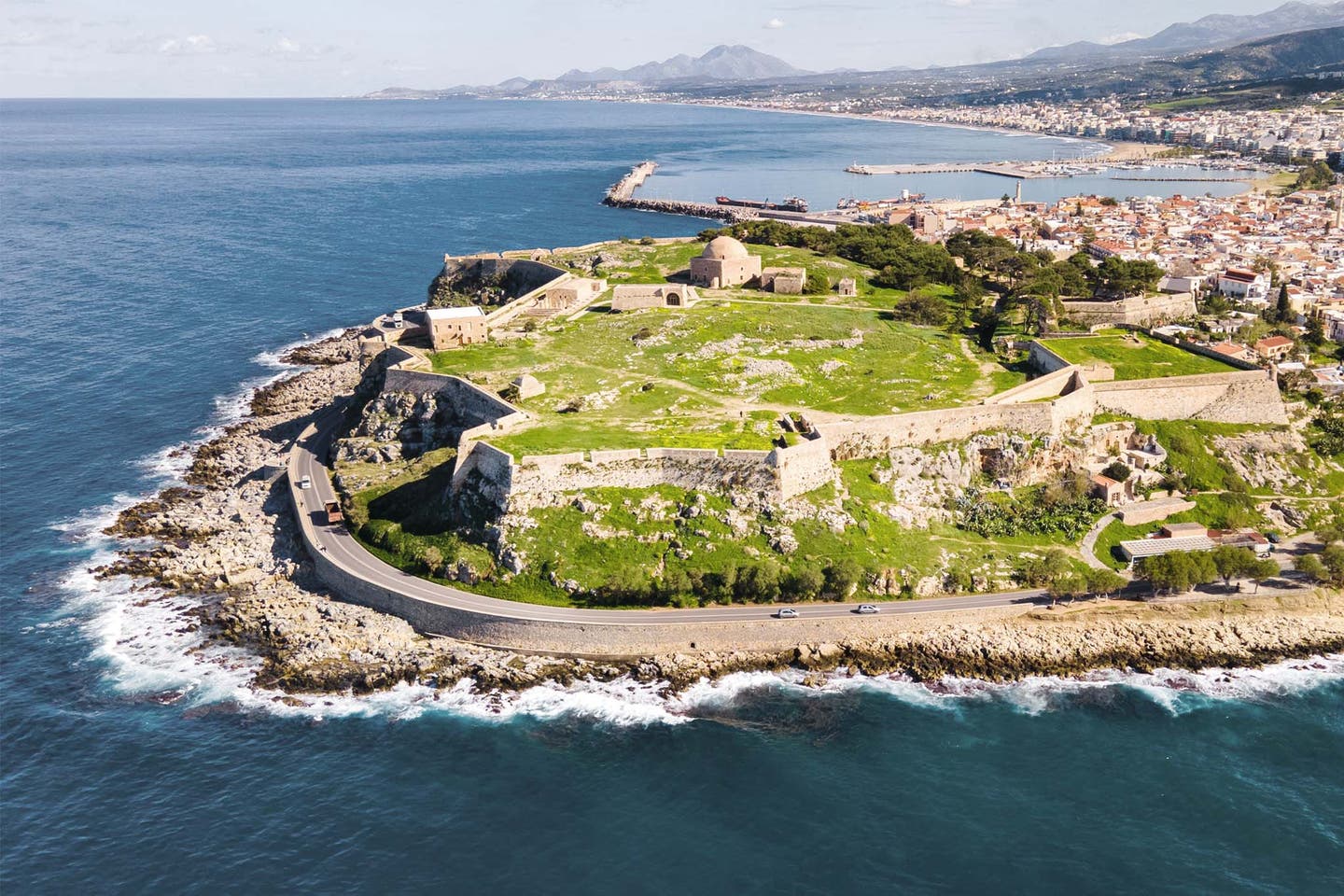 Blick auf Festung von Rethymno auf Kreta und das tiefblaue Meer