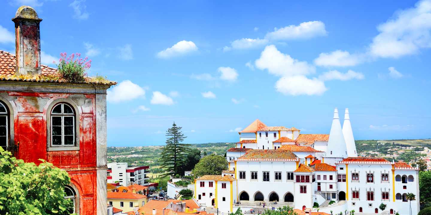 Panoramablick auf die Altstadt von Sintra mit Palácio Nacional und umliegenden Häusern