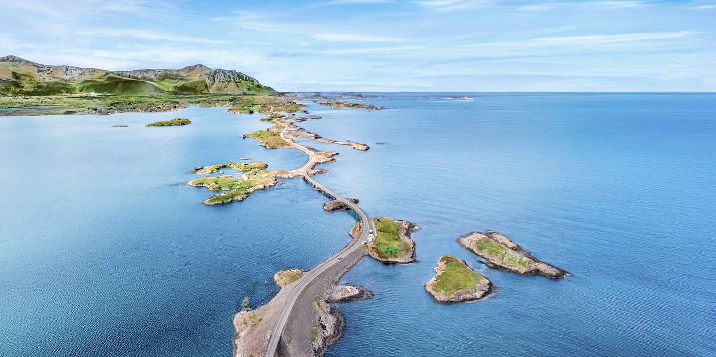 Rundreisen: die Atlantikstraße in Norwegen schlägelt sich über kleine Inseln und Brücken