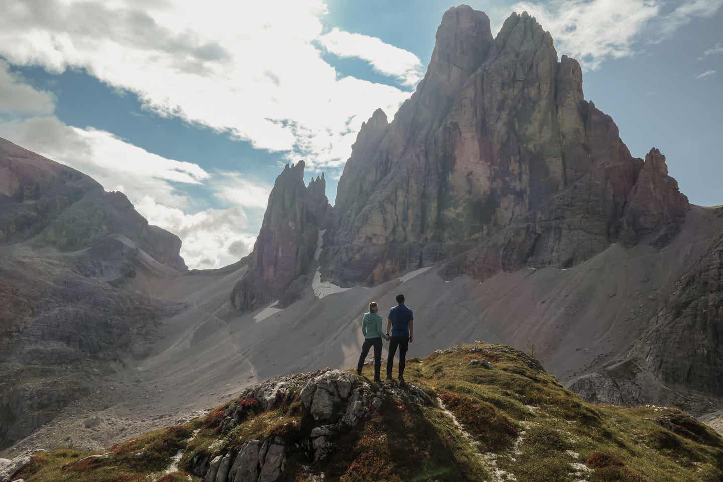 Dolomiten Urlaub mit DERTOUR. Paar steht vor der Oberbachernspitze in den Dolomiten