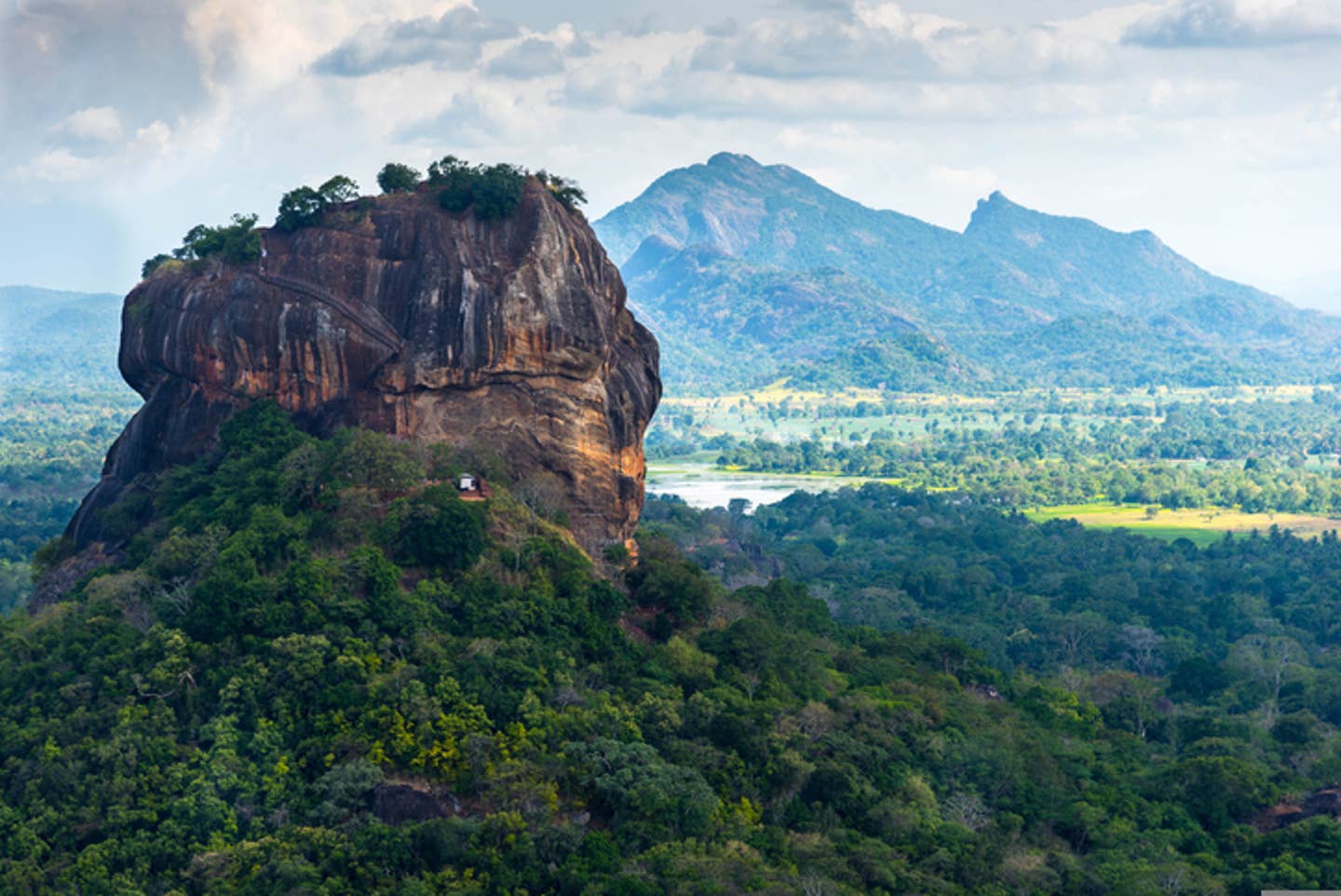 Rundreisen Sri Lanka: der Lion-Felsen von Sigiriya auf Sri Lanka