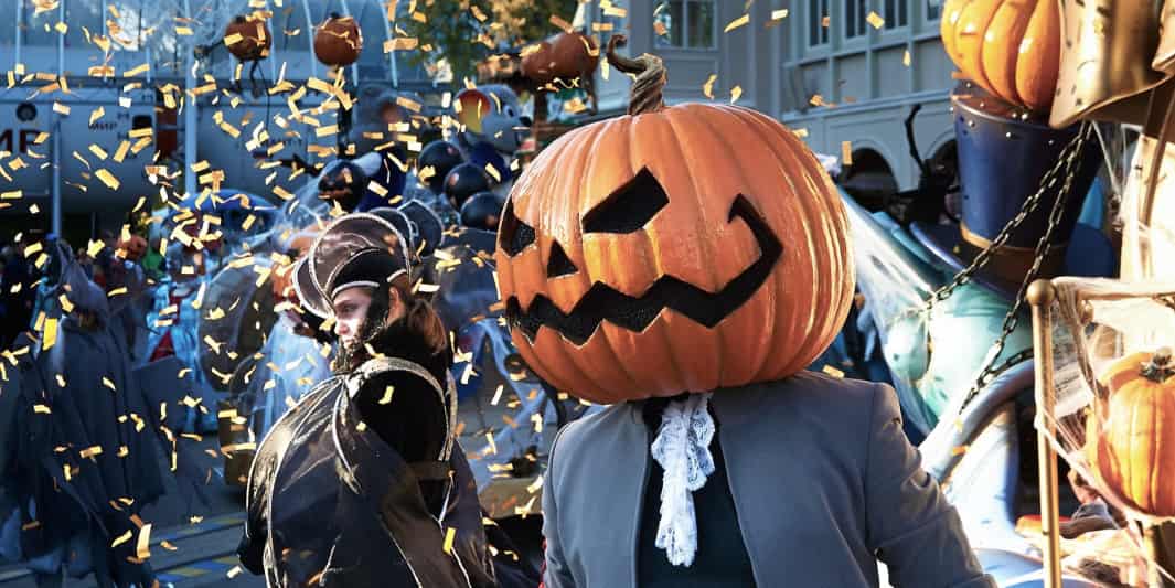 Eine Halloween-Parade mit Kürbiskopf im Europa-Park