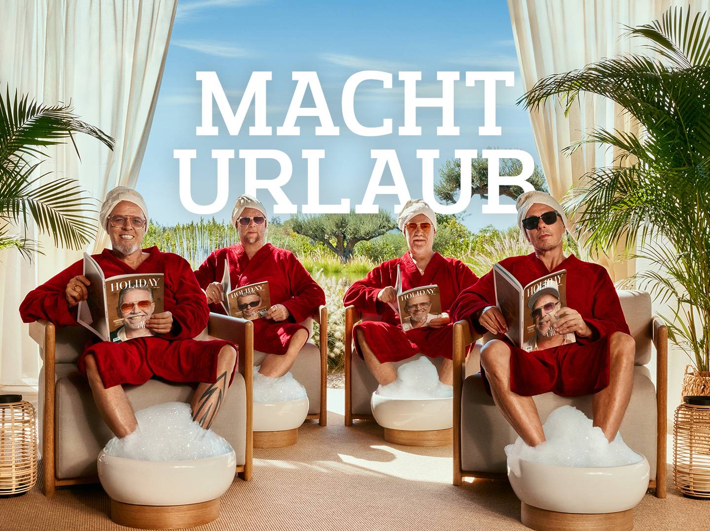 Macht Urlaub 2026 - Vier Urlauber sitzen im Hotel Spa mit Zeitung