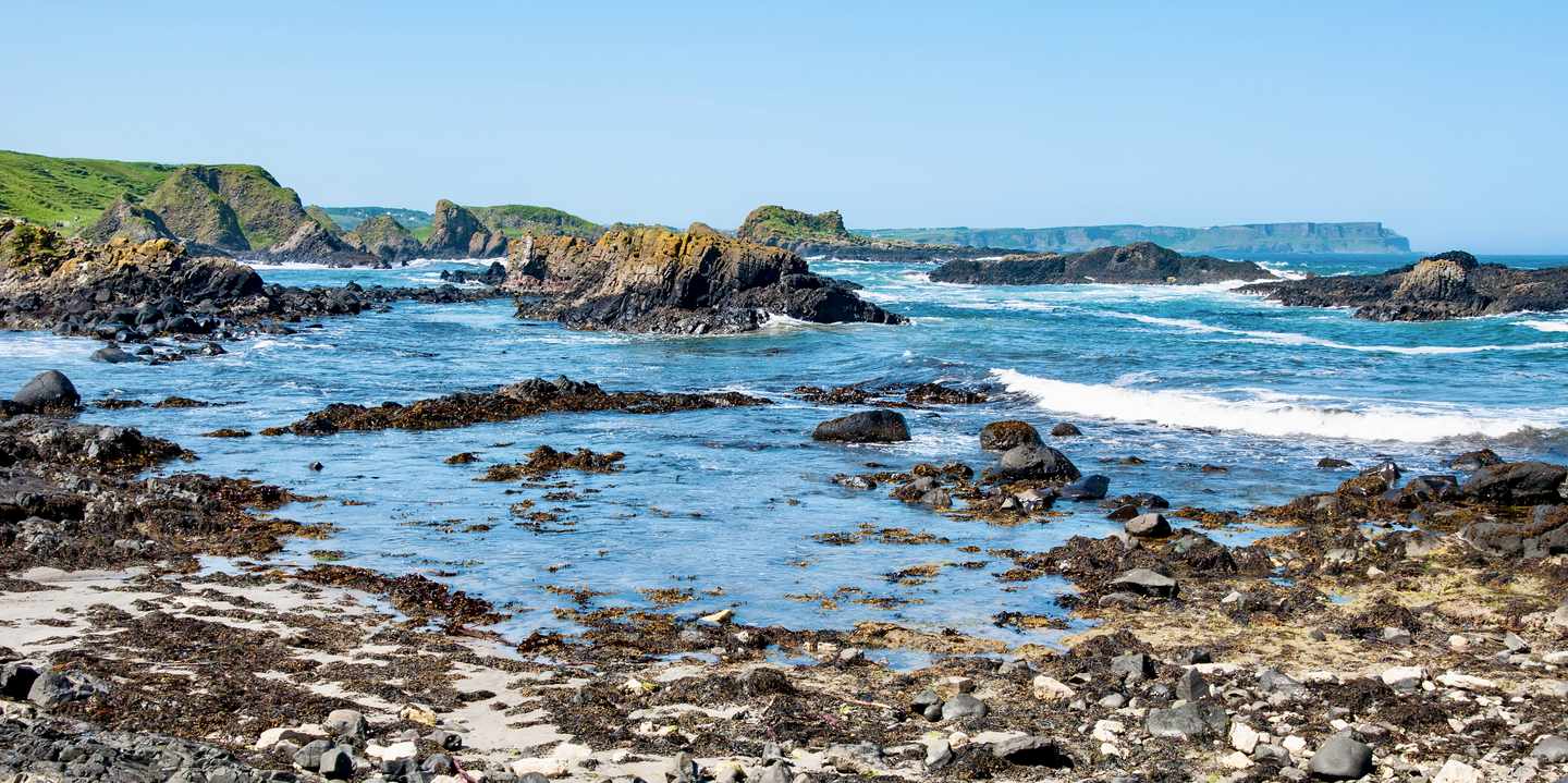 Blick auf die felsige Küstenlandschaft von Ballintoy in Nordirland