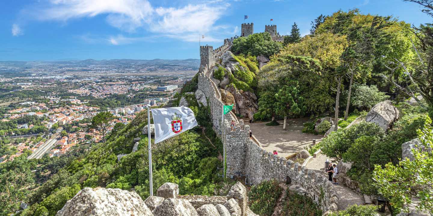 Castelo dos Mouros in Sintra mit Burgmauer, Türmen und Blick über die Landschaft