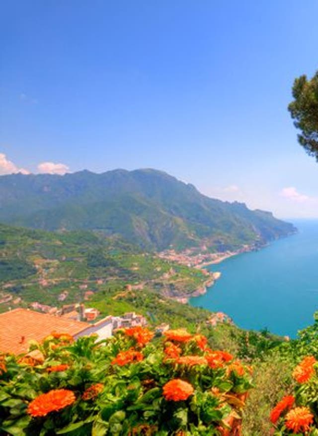 Pauschalreise buchen Blick auf eine Bucht in Italien