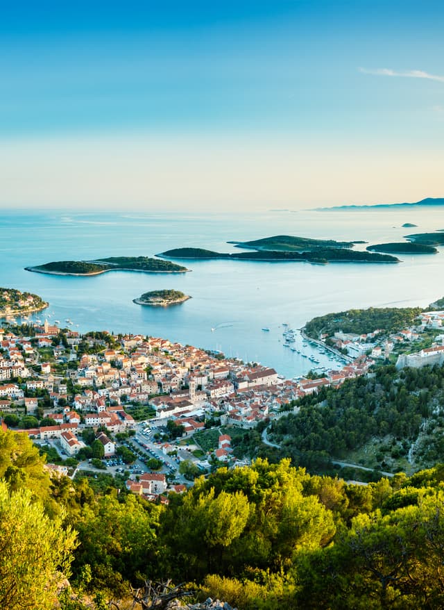 Zu den Angeboten Kroatien, Dalmatien: Luftbild aus Hvar