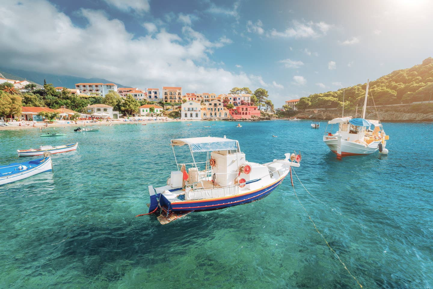 Kefalonia Urlaub mit DERTOUR. Boote im türkisen Wasser vor dem Dorf Assos auf Kefalonia