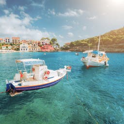 griechenland-kefalonia-assos-boote-strand-g-1030443014.jpg