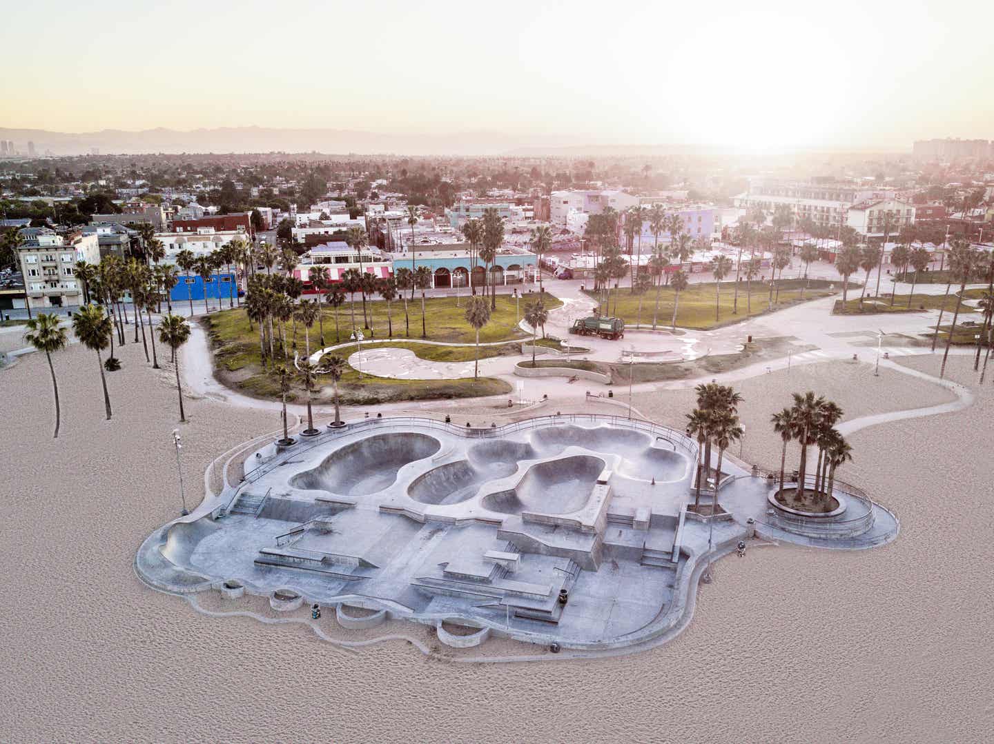 Venice Beach mit Skatepark und dahinterliegender Stadt in der Abendsonne