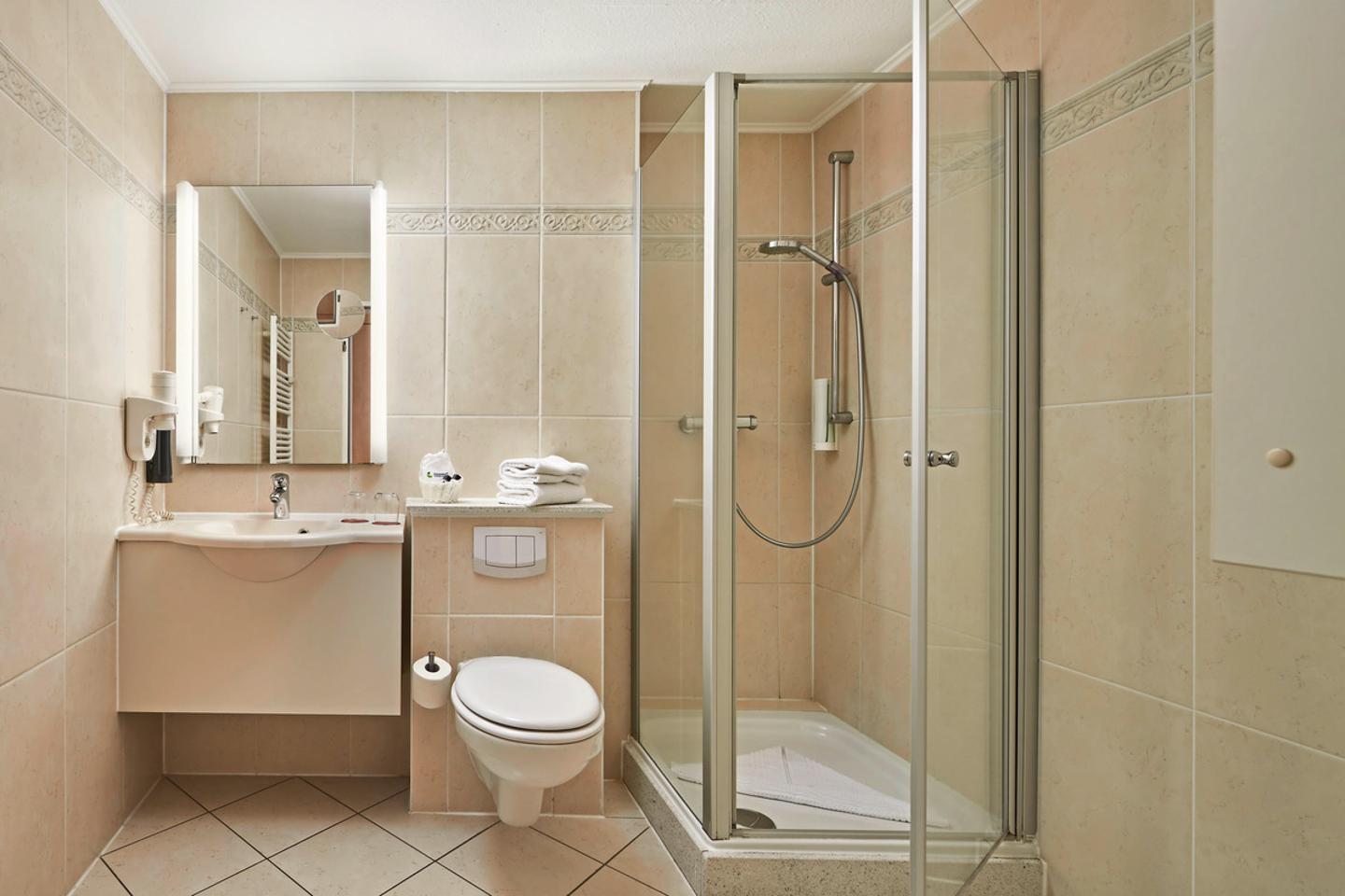 Beispiel Bad Doppelzimmer Standard Landseite