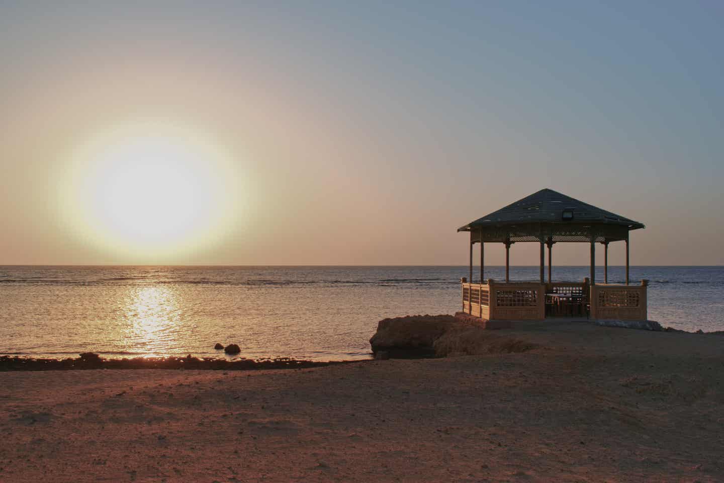 Marsa Alam Urlaub mit DERTOUR. Sonnenuntergang am Strand von Marsa Alam