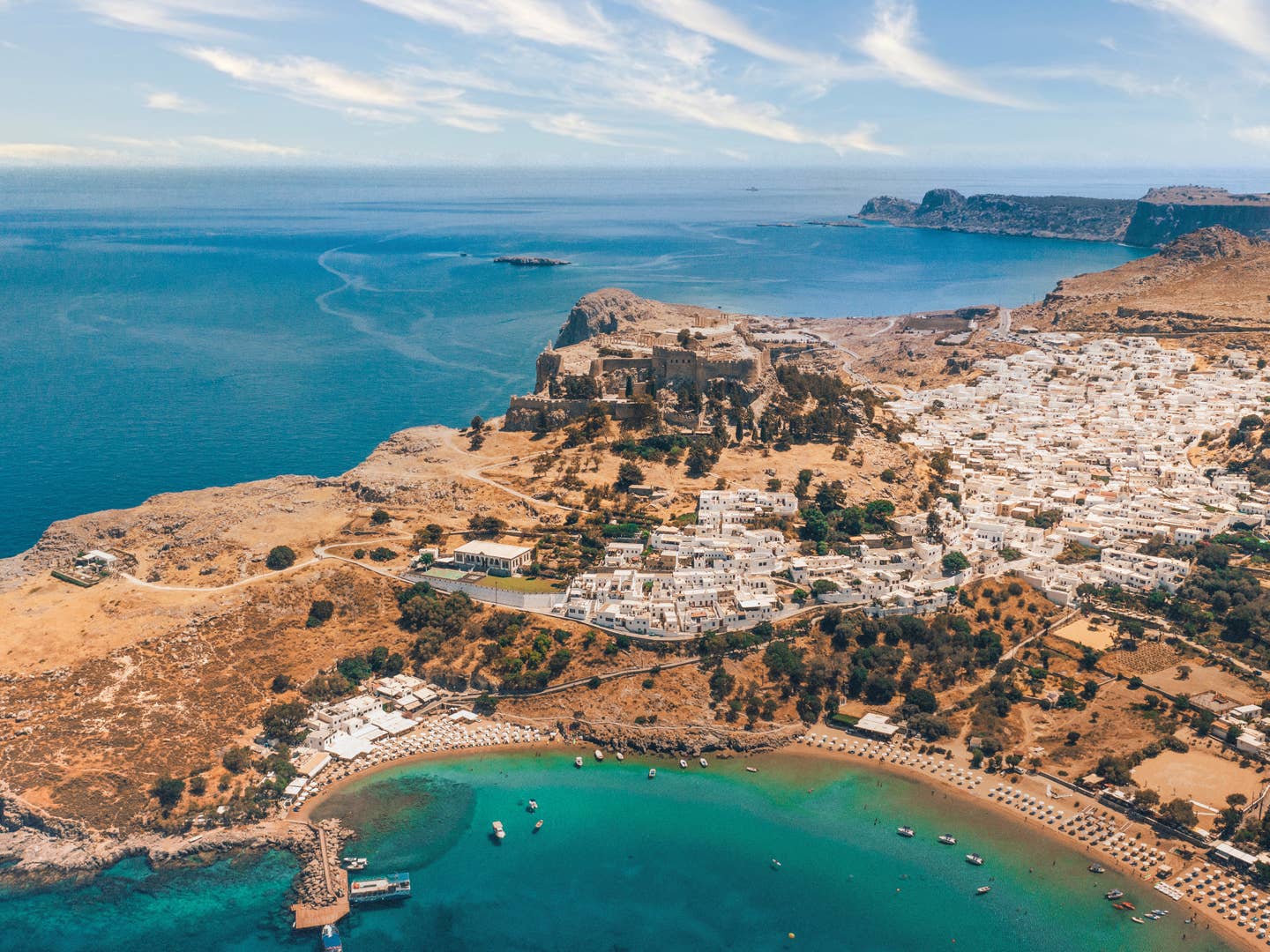 Die Akropolis von Lindos auf Rhodos ist ein Must-see im Urlaub auf den griechischen Inseln