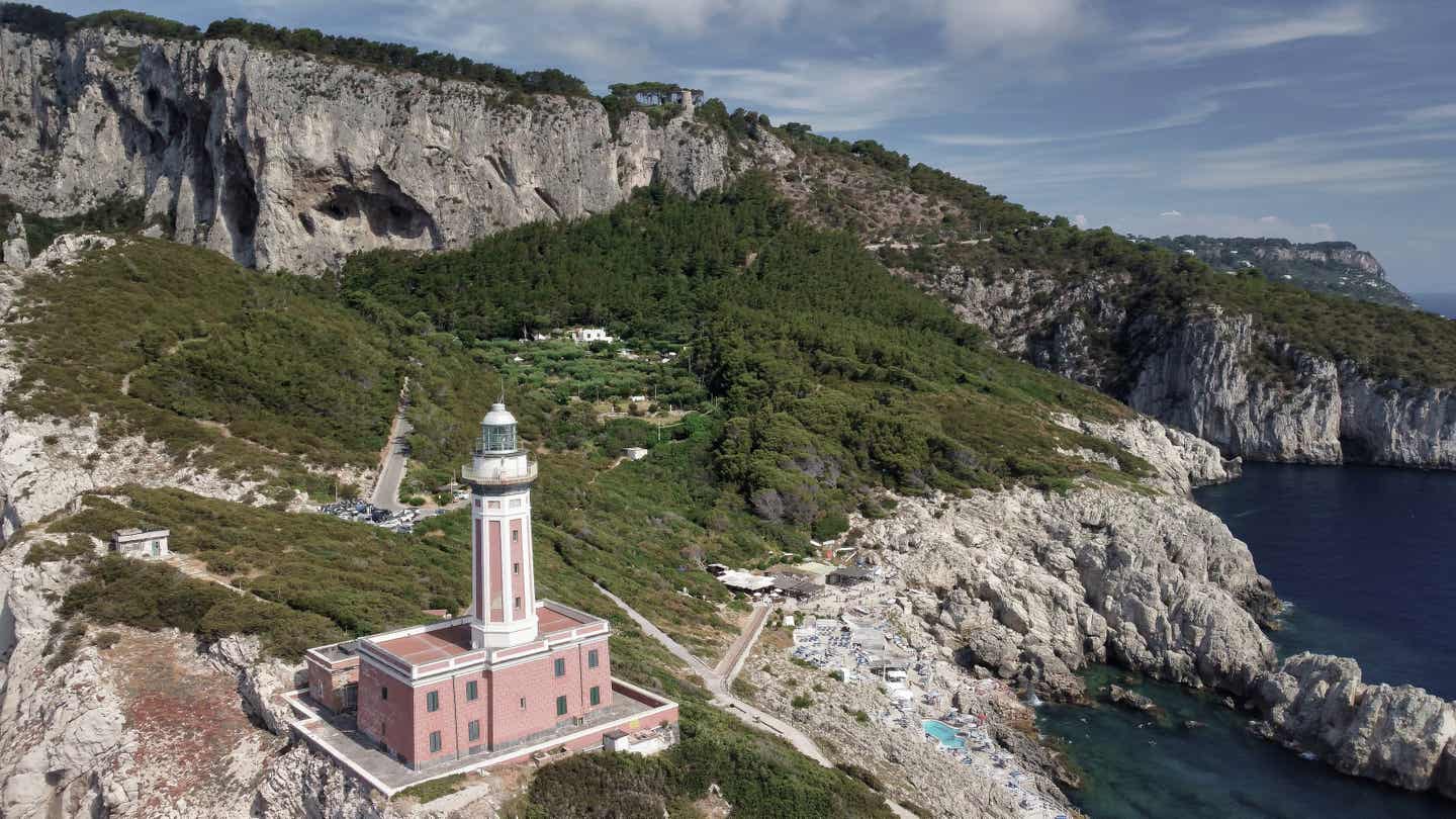 Capri Urlaub mit DERTOUR. Luftaufnahme des Leuchtturms von Capri