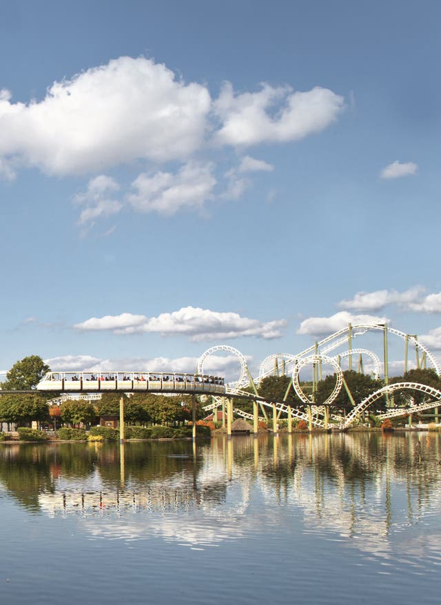 HEIDE PARK Resort Achterbahn mit Seeblick