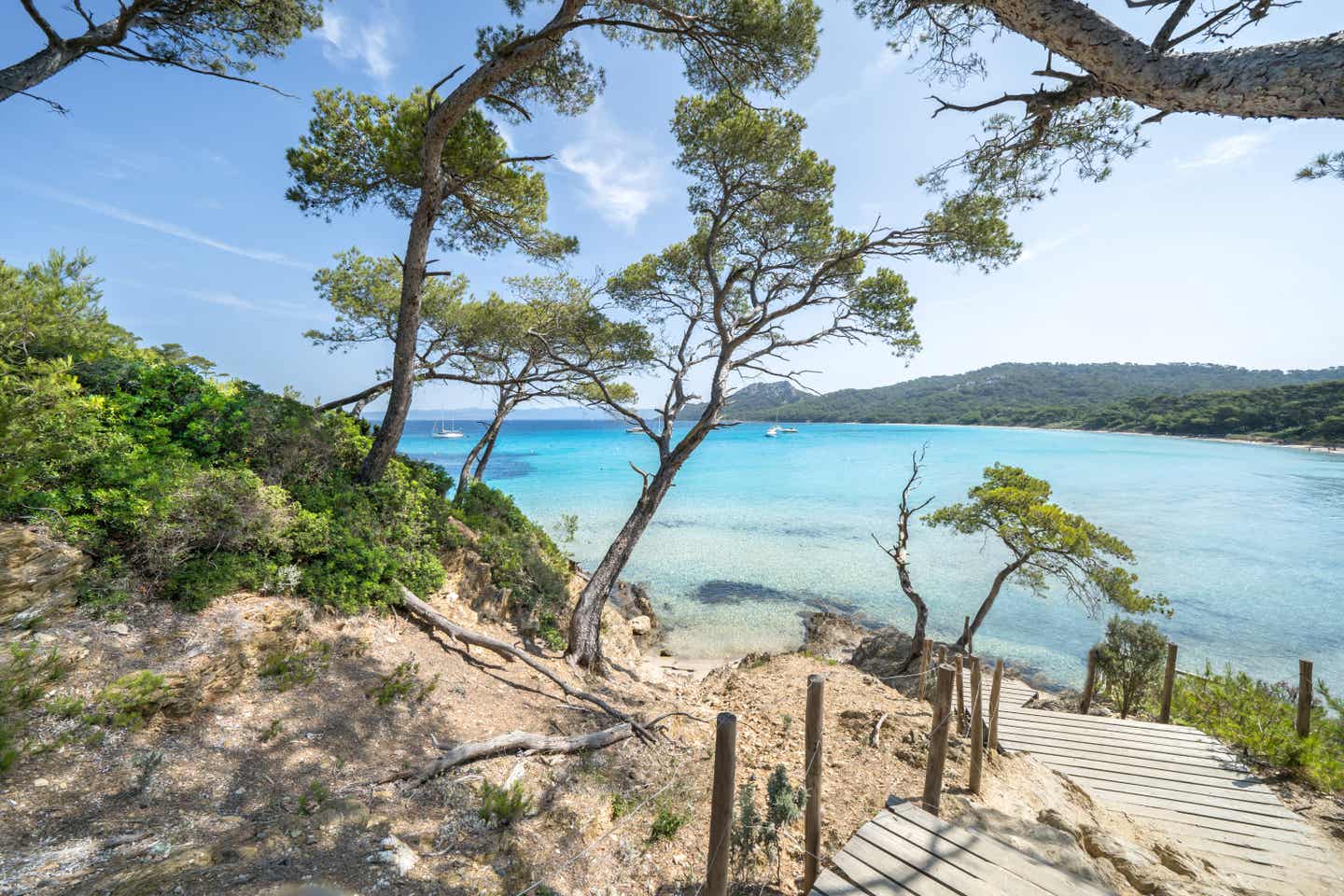 Frankreichs Strände: Blick auf den wunderschönen Notre Dame Strand (Plage Notre-Dame) auf den Porquerolles Inseln (l'île de Porquerolles)