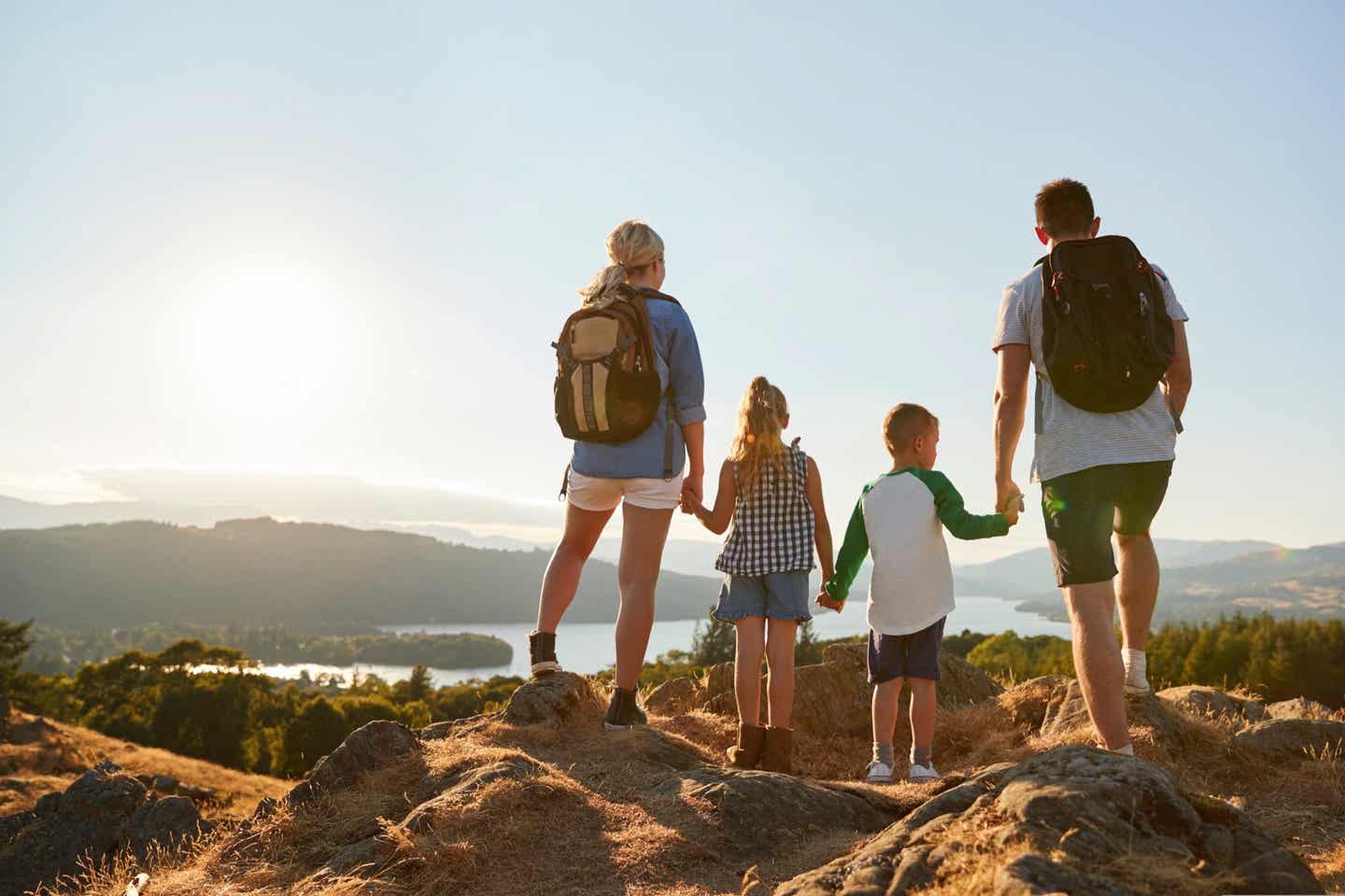 Wandern mit Kleinkindern - Aussicht auf einen See