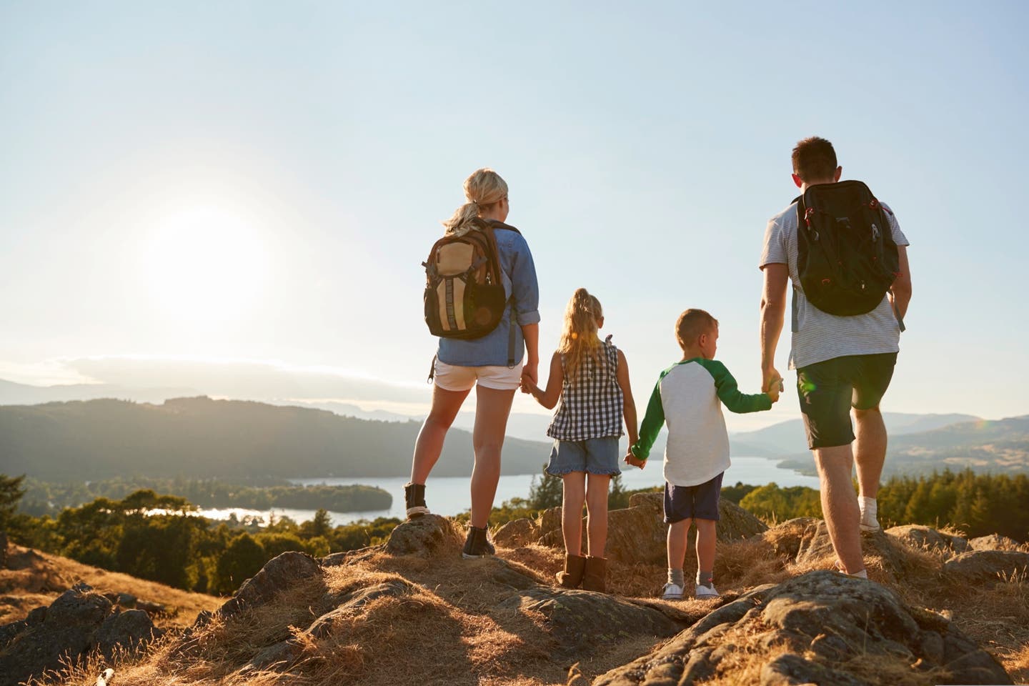 Wandern mit DERTOUR: Familie genießt die Aussicht