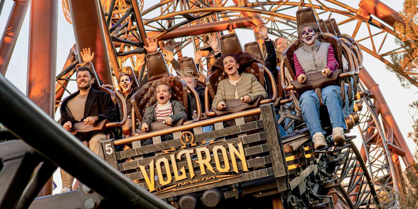 Die Voltron-Achterbahn an Halloween im Europapark