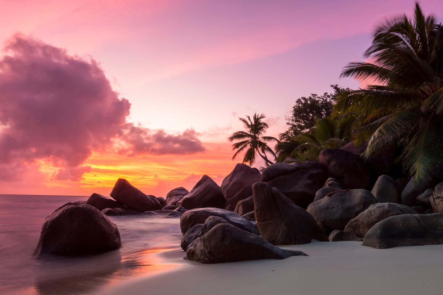 Sonnenuntergang am Strand der Seychellen