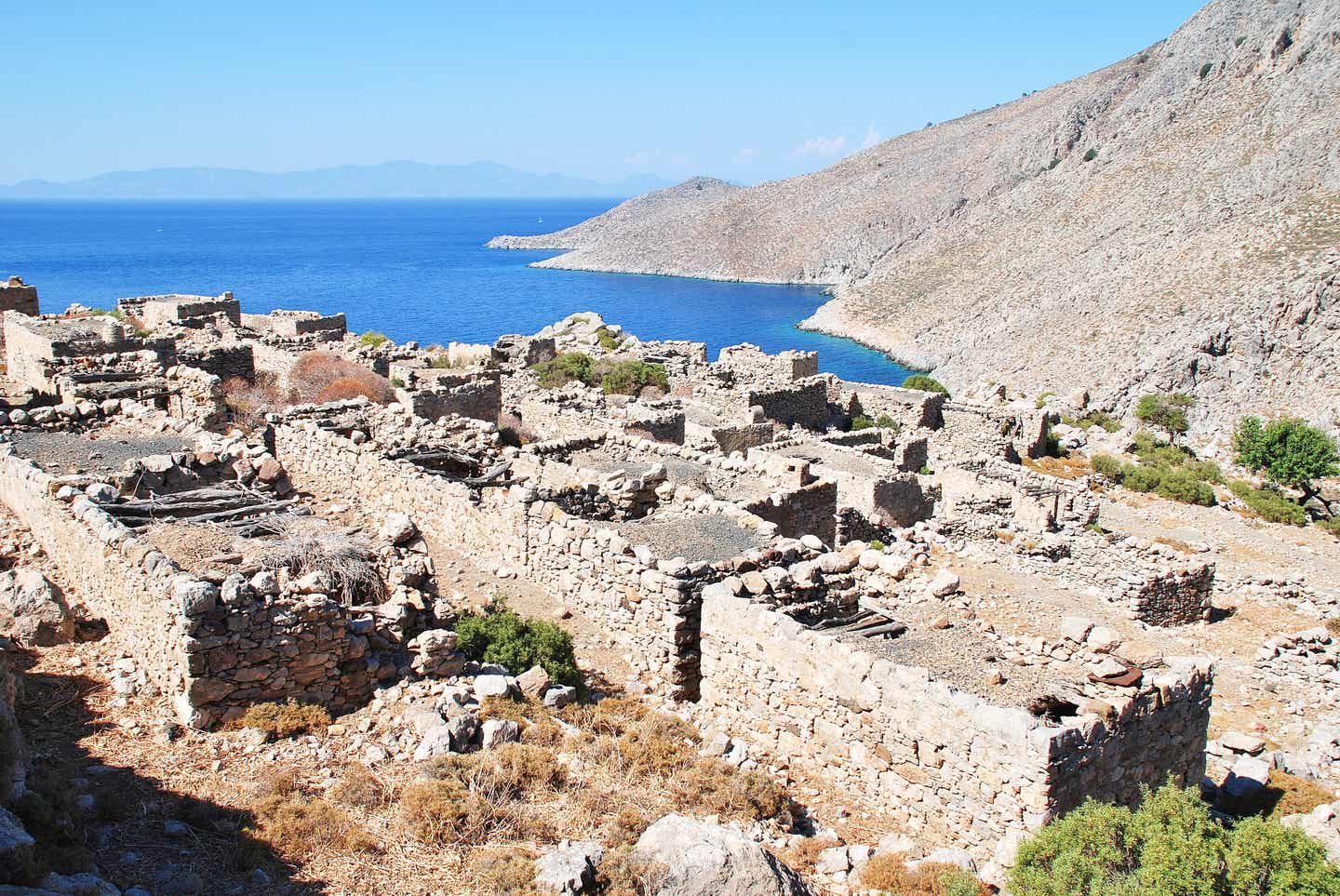 Stein-Ruinen vor dem Meer auf der Insel Tilos