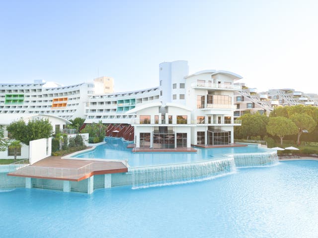 Blick auf Pool und Hotel