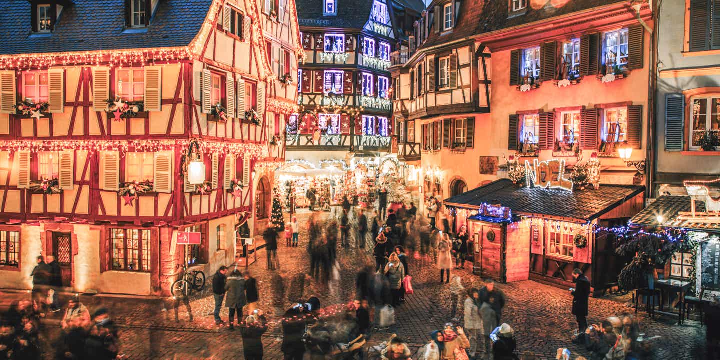 Blick in die weihnachtlich erleuchtete Altstadt von Colmar