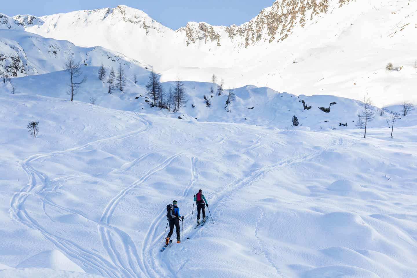 Ein Paar auf Skiern in den Schweizer ALpen