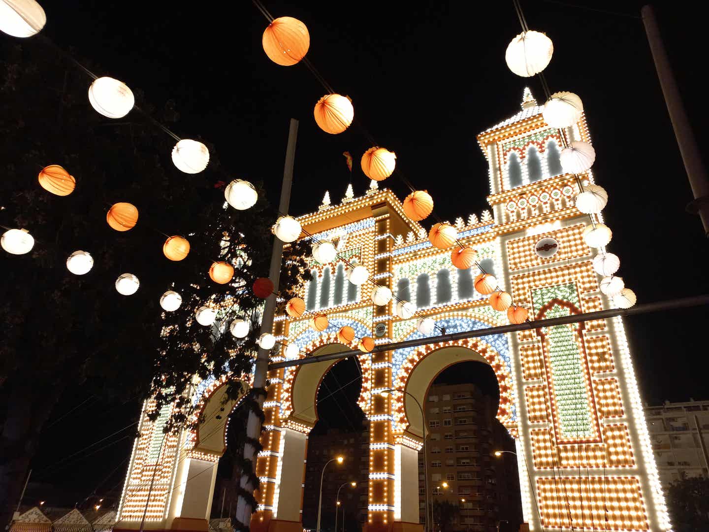 Feria de Abril Kirche, die beleuchtet wird mit Lichterketten