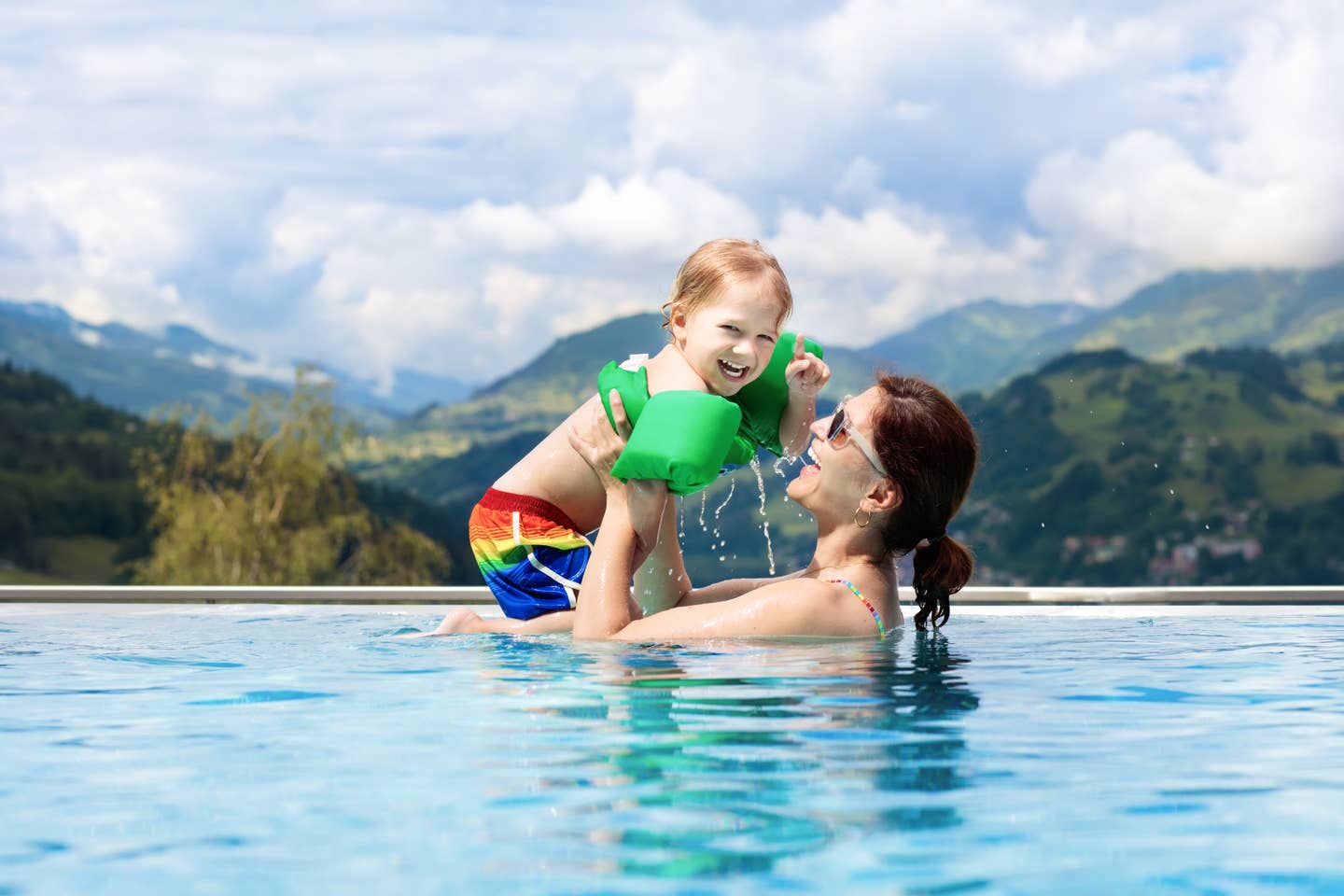 Auszeit im Familotel: Infinitypool mit Bergpanorama