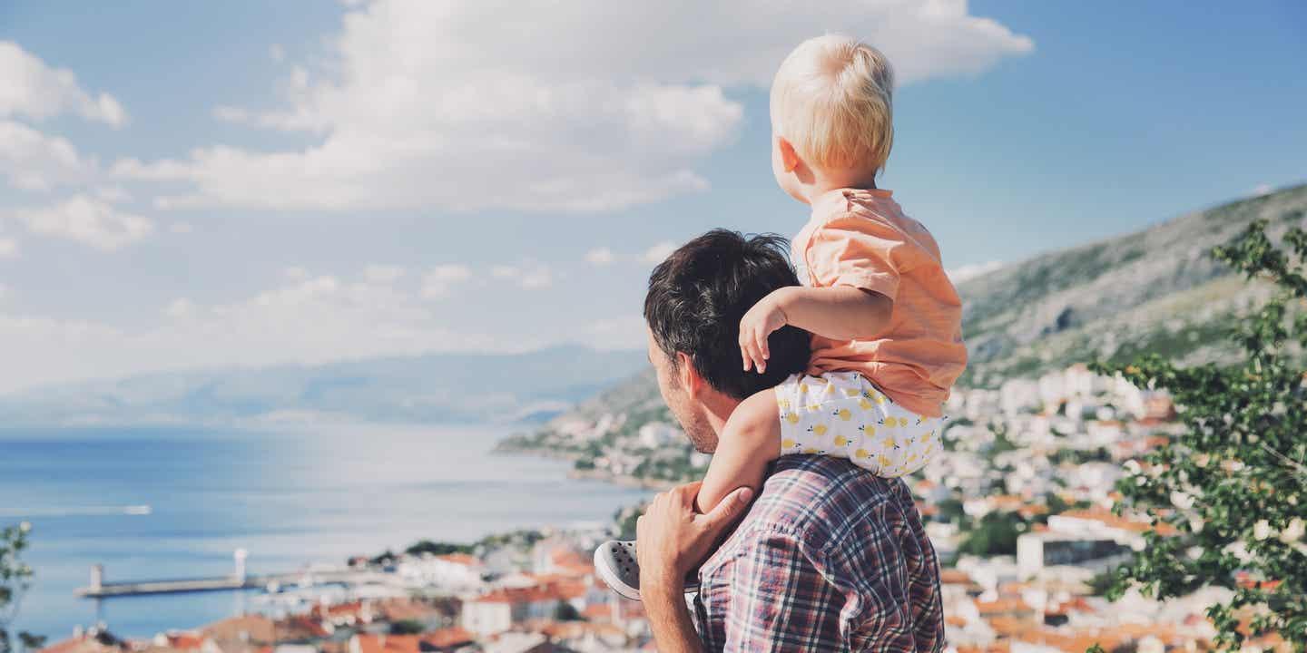 Kroatien mit Kindern, Vater und Kind blicken auf eine Stadt