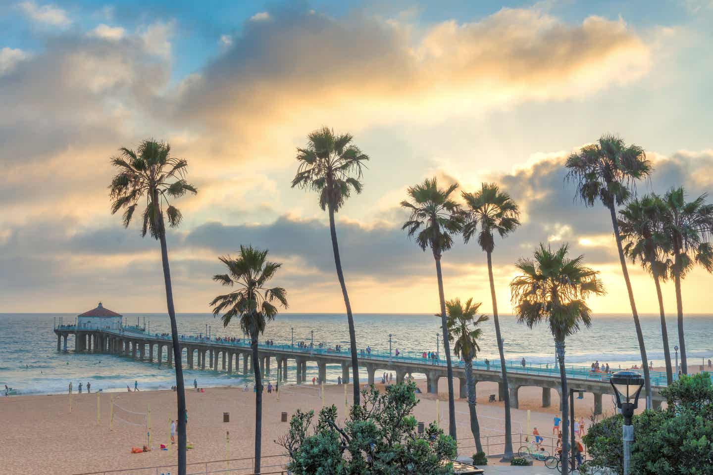 Sonnenuntergang am palmengesäumten Santa Monica Beach in Kalifornien 