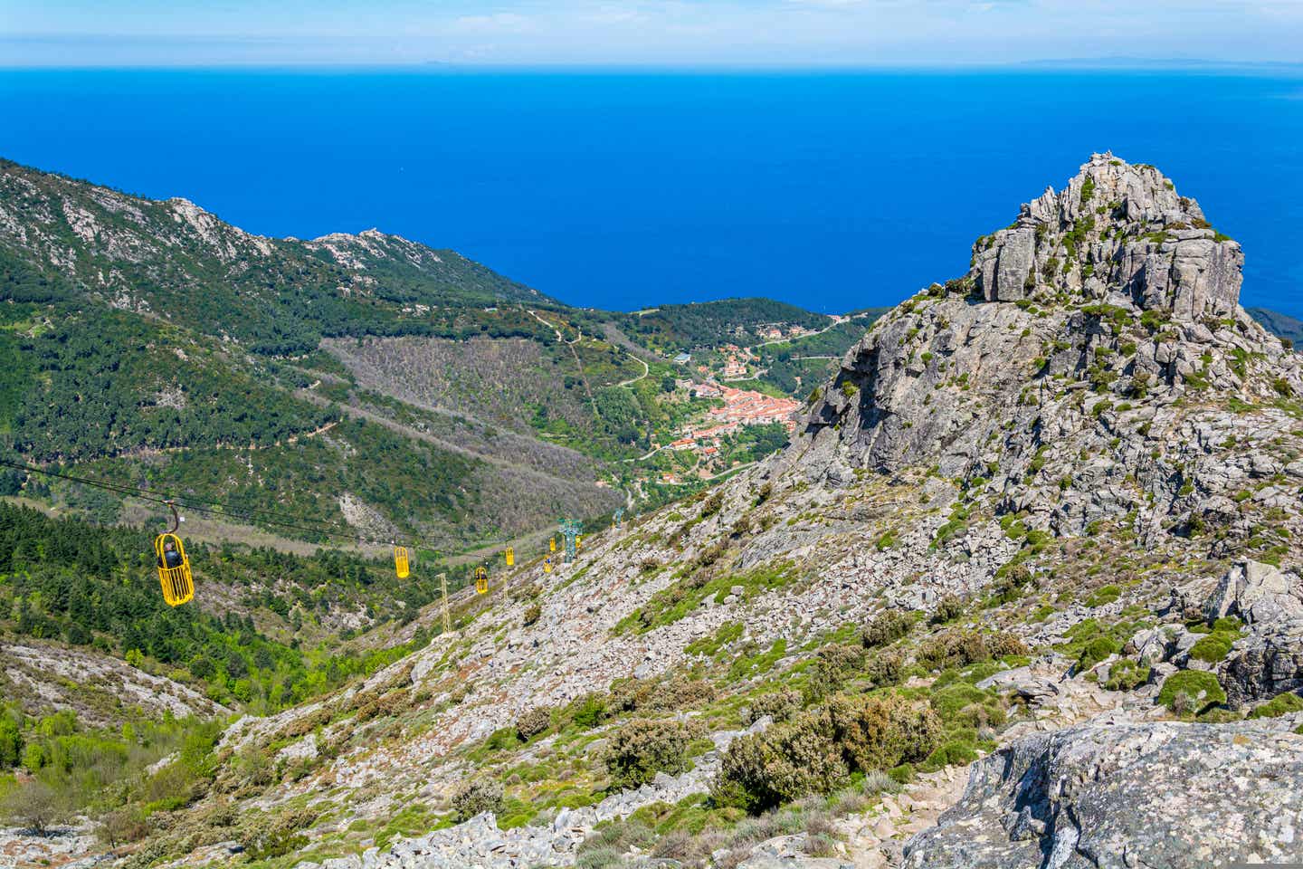 Elbas Sehenswürdigkeiten: Bergkulisse vor dem Meer