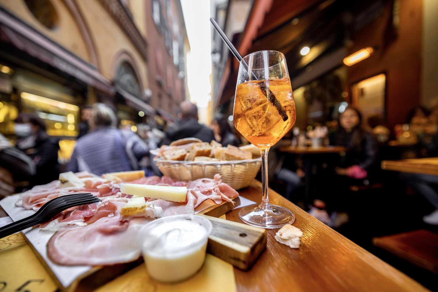 Italienischer Antipasti-Teller mit Schinken, Käse und Aperol Spritz in der Altstadt von Bologna