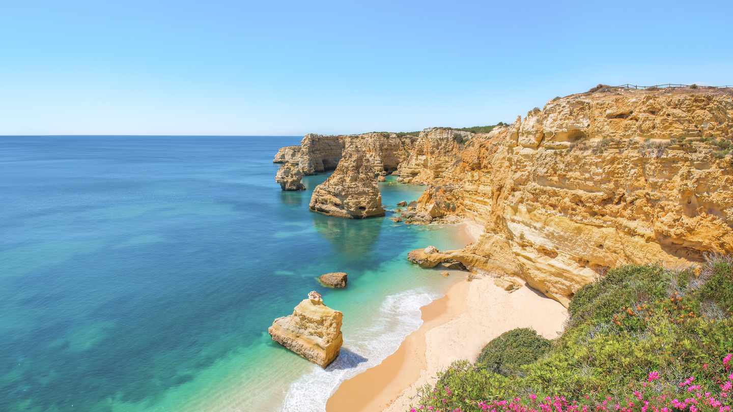 Praia da Marinha – einer der schönsten Strände der Algarve mit hellem Sandstrand, türkisfarbenem Wasser und steilen Felsklippen