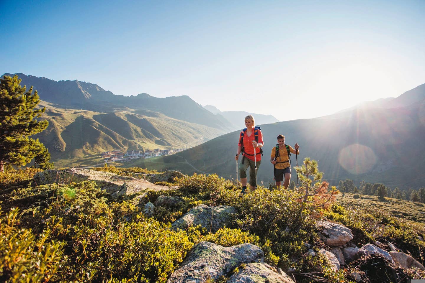 Zwei Wanderer auf einem Berg in Österreich