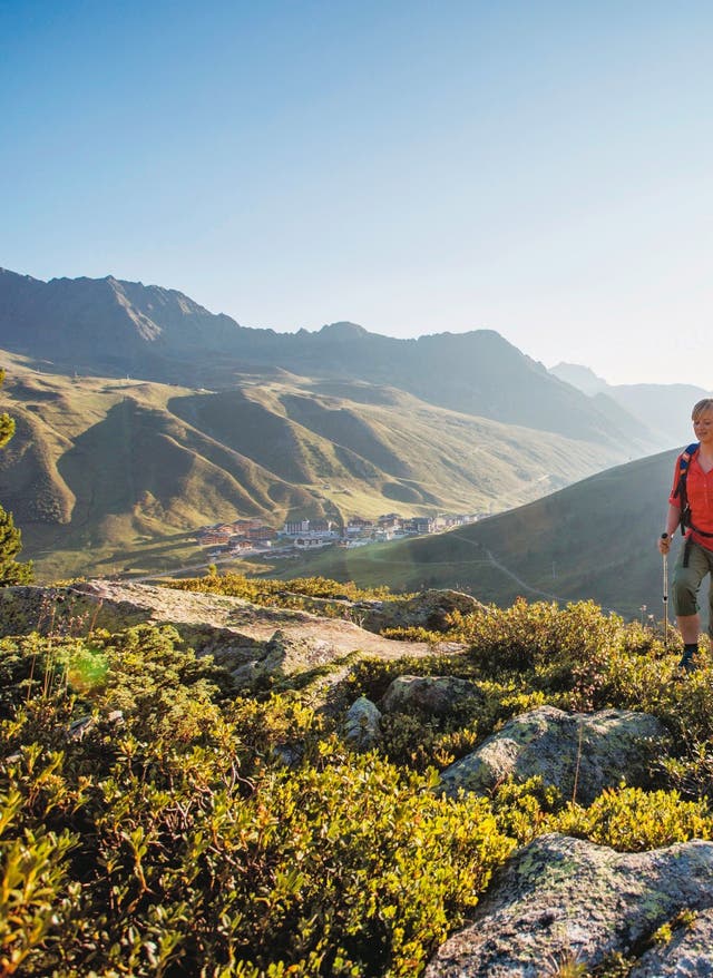 Wandern mit den ASI-Spezialisten Zwei Wanderer auf einem Berg in Österreich