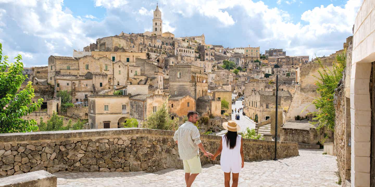 Paar spaziert durch italienische Altstadt