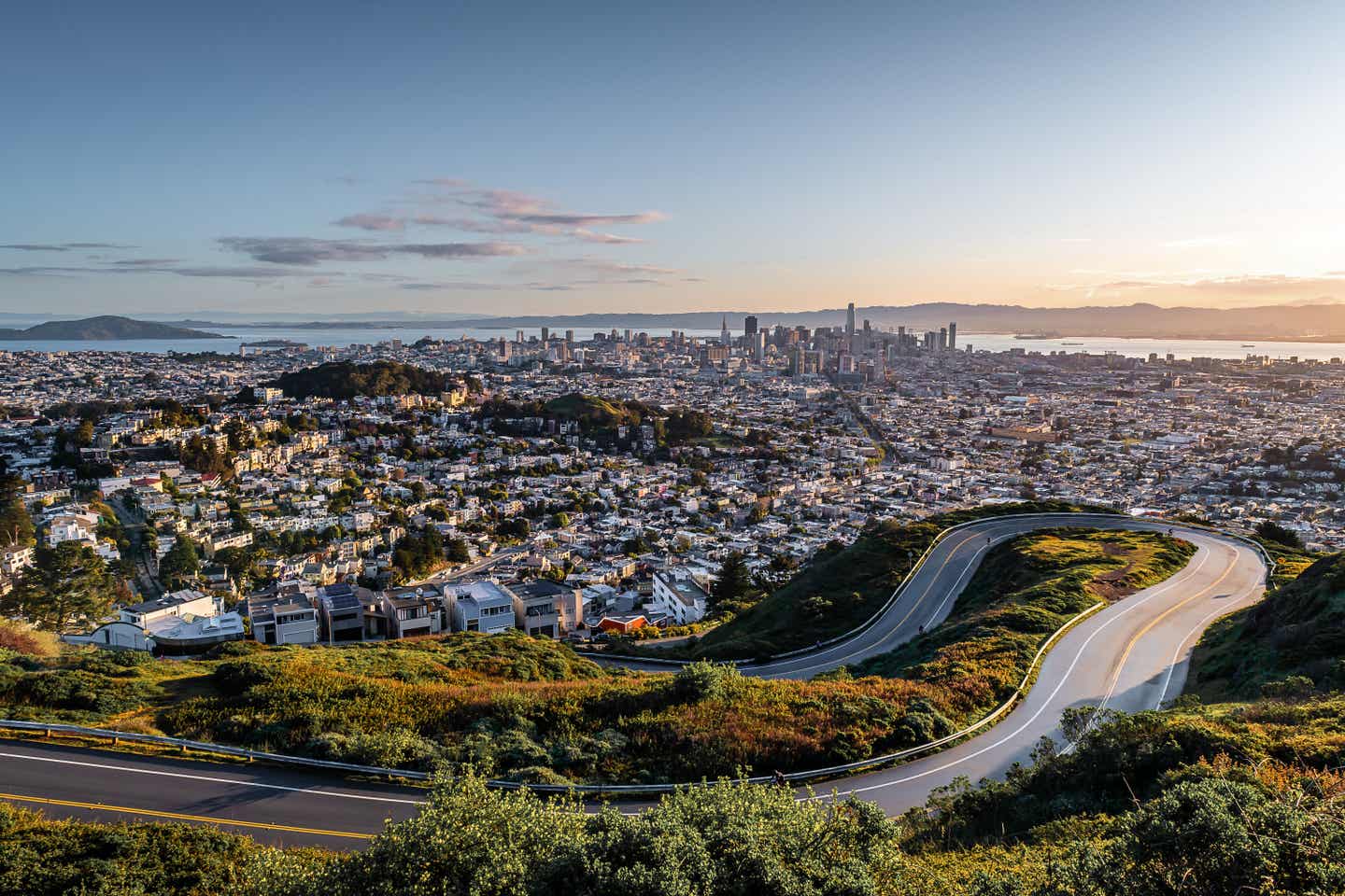 San Franciscos Sehenswürdigkeiten mit DERTOUR erleben. Blick über San Francisco vom Twin Peaks View Point aus