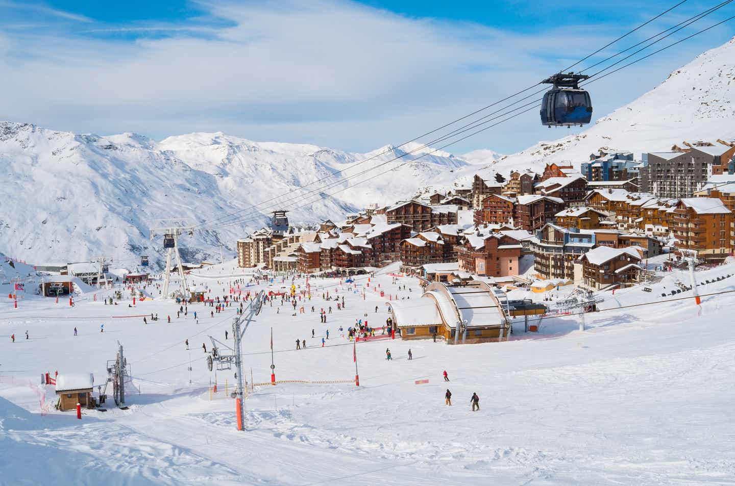 Skigebiet im Val Thorens mit Blick auf Skidorf und Berge