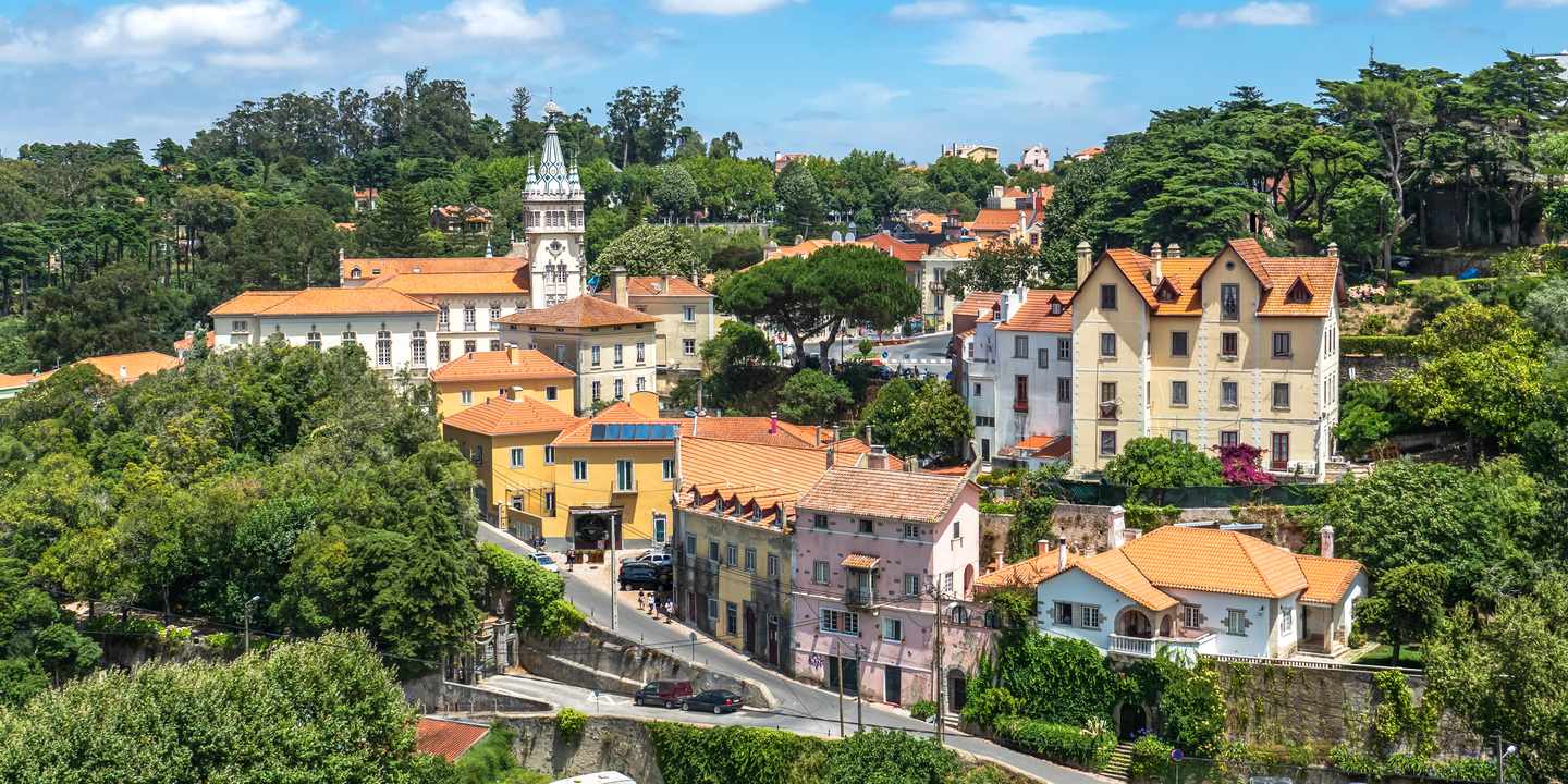 Altstadt von Sintra mit Häusern, Kirche und grüner Hügellandschaft im Lissabon-Distrikt