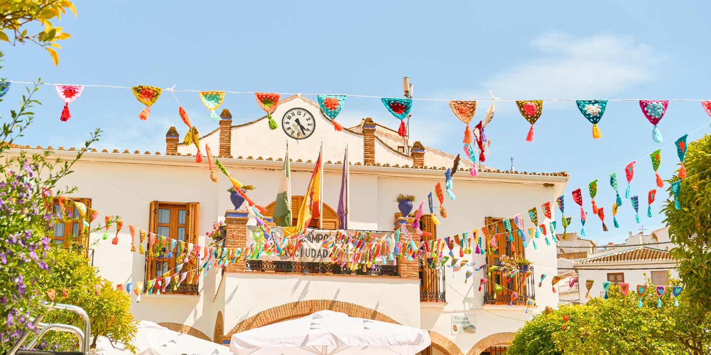 Festlich geschmücktes Dorf in Spanien