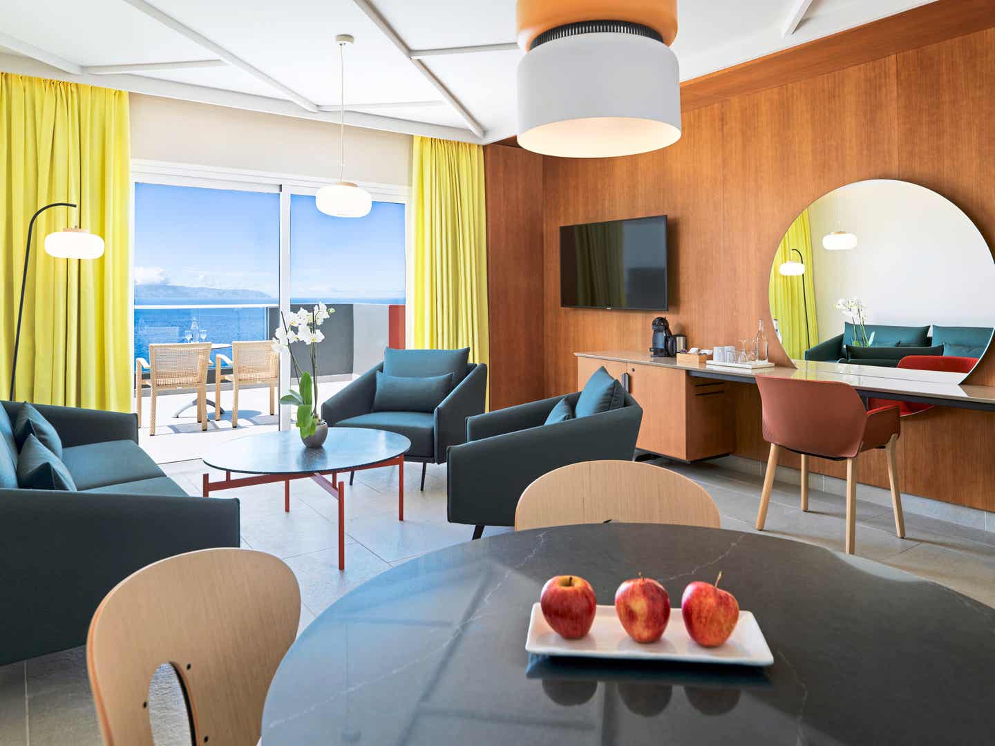 Familienfreundliche Suite im ADRIAN Roca Nivaria Gran Hotel auf Teneriffa mit Meerblick und Sitzecke