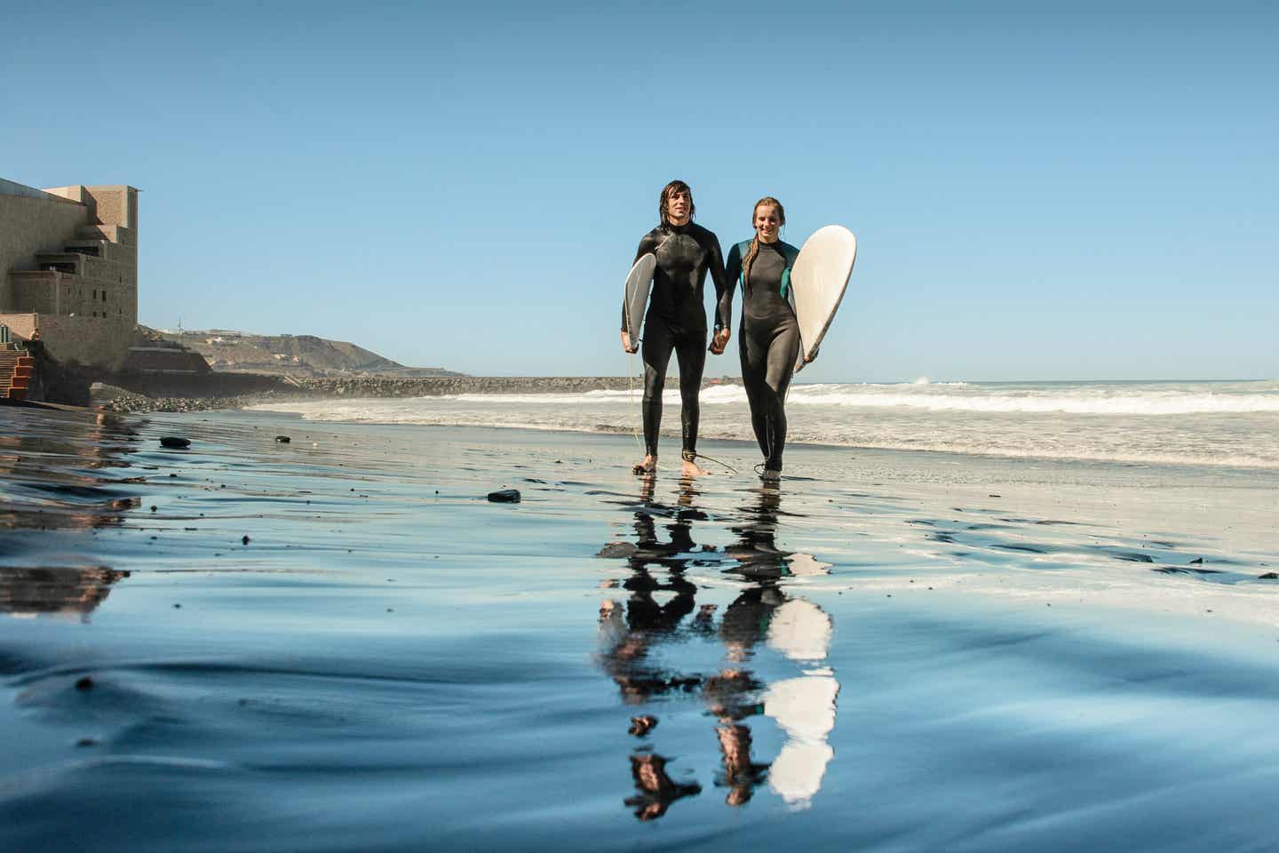 Langzeiturlaub zu Zweit: Surfen an den Kanarischen Stränden