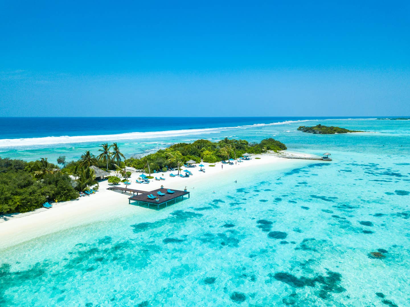 Rundreisen Malediven: Luftbild des Canareef Resorts mit weißem Strand und glasklarem Wasser