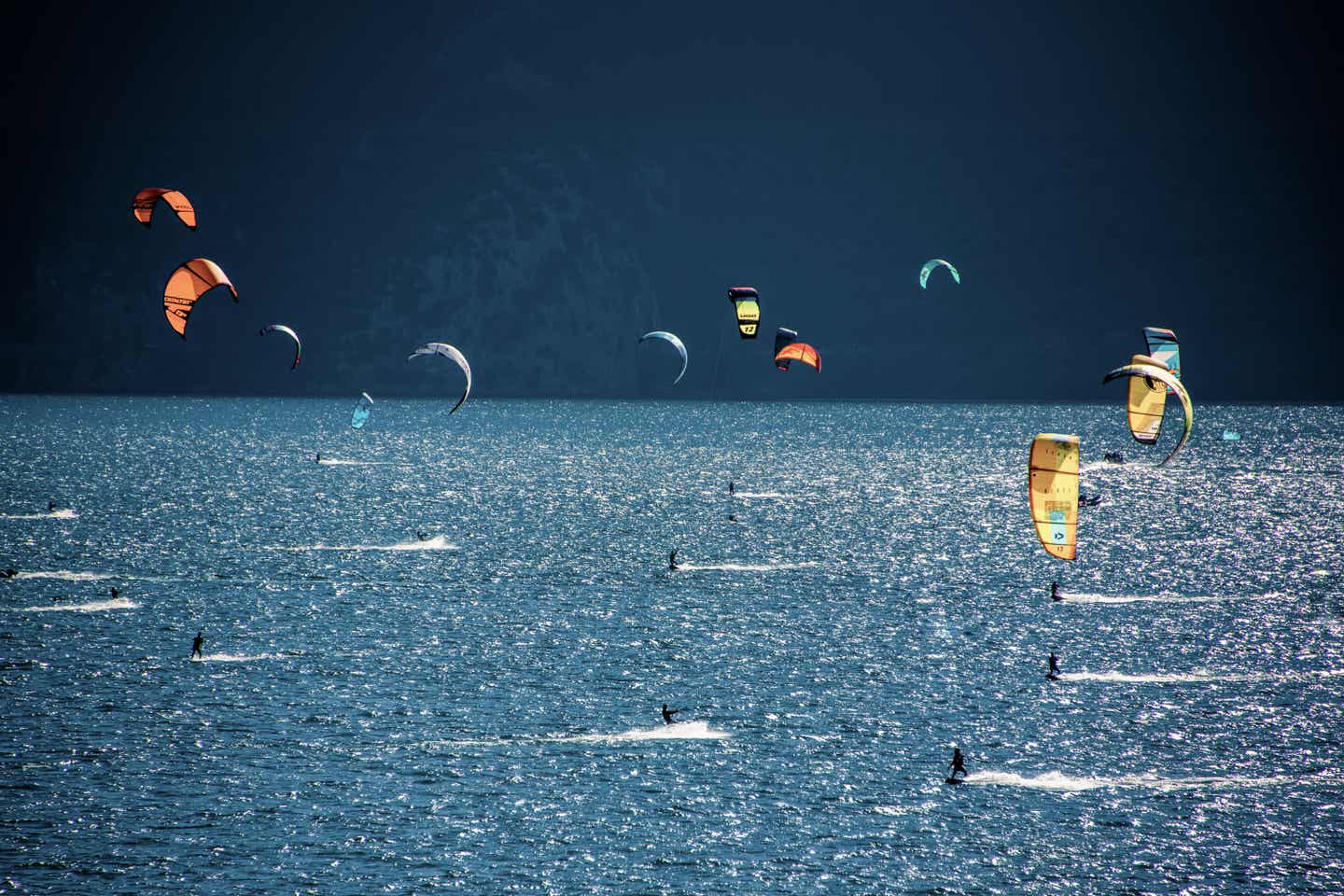 Kitesurfer auf dem Gardasee in Limone sul Garda