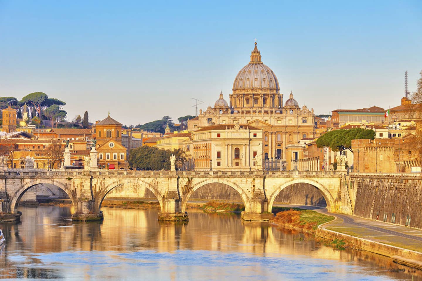 Städtereise Rom. Ansicht Petersdom vom Tiber aus.