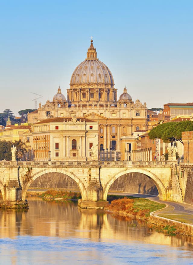 Städtereisen Rom Städtereise Rom. Ansicht Petersdom vom Tiber aus.